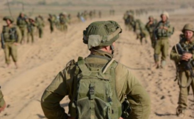 מפקד מול חיילים בשטח מפקד מול חיילים בשטח