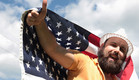 גבר עם זקן מחזיק את דגל ארצות הברית (צילום: אימג'בנק / Thinkstock ,Thinkstock)
