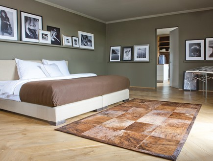 עיצוב חדר שינה, רשת כרמל Floor design, שטיח עור מוסיף לחמימות בחדר (צילום: יחצ) עיצוב חדר שינה, רשת כרמל Floor design, שטיח עור מוסיף לחמימות בחדר (צילום: יחצ)