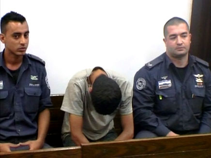 הנאשם באונס בבית המשפט (ארכיון) הנאשם באונס בבית המשפט (ארכיון)