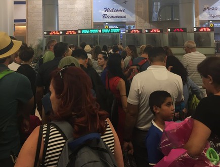 תור ארוך בבידוק דרכונים בנתב"ג תור ארוך בבידוק דרכונים בנתב"ג