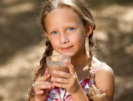 ילדה שותה שוקו (צילום: shutterstock: karelnoppe) ילדה שותה שוקו (צילום: shutterstock: karelnoppe)
