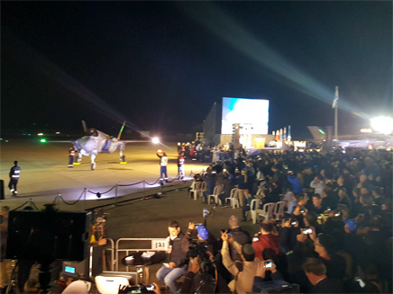המטוס לאחר שנחת בישראל, הערב המטוס לאחר שנחת בישראל, הערב