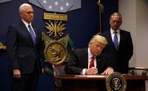 טראמפ חותם על הצו