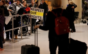 מפגינים נגד מדיניות ההגירה (צילום: רויטרס)