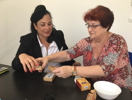 אוולין המטופלת וענבל האחות (צילום: יח"צ) אוולין המטופלת וענבל האחות (צילום: יח"צ)