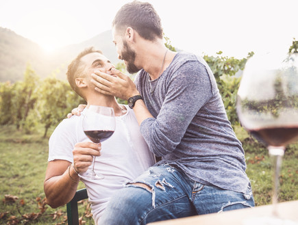 שני גברים בדייט (צילום: Shutterstock) שני גברים בדייט (צילום: Shutterstock)