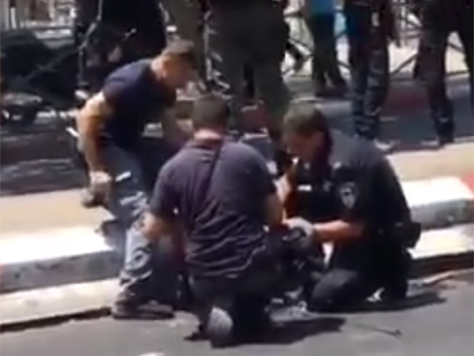 השתלטות על המחבלת בפיגוע בשער שכם (צילום: חדשות 2) השתלטות על המחבלת בפיגוע בשער שכם (צילום: חדשות 2)
