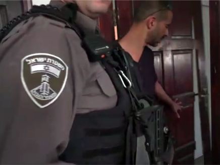 פשיטת המשטרה על בית המחבלת (צילום: דוברות המשטרה) פשיטת המשטרה על בית המחבלת (צילום: דוברות המשטרה)