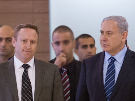 ציר מרכזי בחקירה. נתניהו וארי הרו (צילום: פלאש 90, מרים אלסטר) ציר מרכזי בחקירה. נתניהו וארי הרו (צילום: פלאש 90, מרים אלסטר)