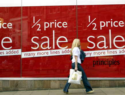 שלט סייל בחנות בלונדון (צילום: יחסי ציבור, Getty images)