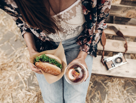 אישה אוכלת המבורגר (צילום: shutterstock)