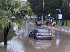 שטפונות בהרצליה. מחר כבר יתחיל להתייבש (צילום: עיריית הרצליה)