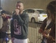 נגן רחוב אנונימי מאלתר עם עומר אדם? (צילום: מתוך ערב טוב עם גיא פינס, שידורי קשת)