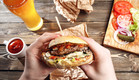 ידיים מחזיקות המבורגר (צילום: shutterstock)