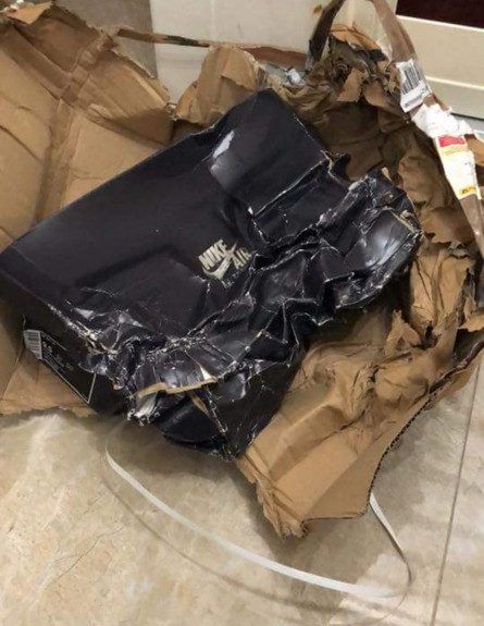 החבילה הרטובה שהגיעה בדואר לברק זקן (צילום: פייסבוק) החבילה הרטובה שהגיעה בדואר לברק זקן (צילום: פייסבוק)