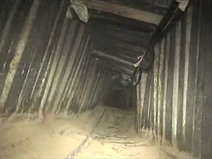 המנהרה שנחשפה בכרם שלום (צילום: דובר צה"ל) המנהרה שנחשפה בכרם שלום (צילום: דובר צה"ל)