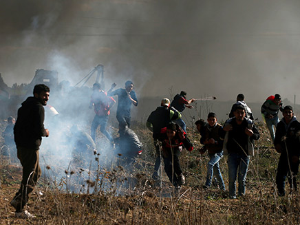 הפרות סדר ברצועה (ארכיון) (צילום: רויטרס) הפרות סדר ברצועה (ארכיון) (צילום: רויטרס)
