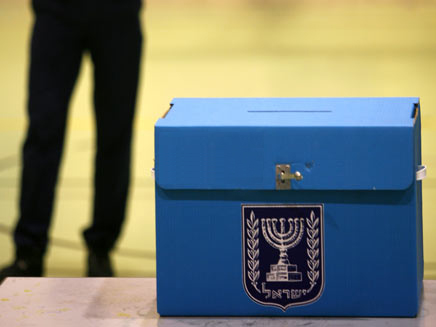 בדרך לקלפי (צילום: רויטרס) בדרך לקלפי (צילום: רויטרס)
