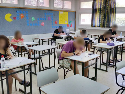 לומדים בכיתה (ארכיון) לומדים בכיתה (ארכיון)