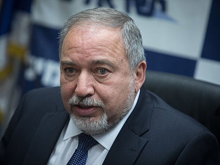 "לא סומך על ליברמן כבורר" "לא סומך על ליברמן כבורר"