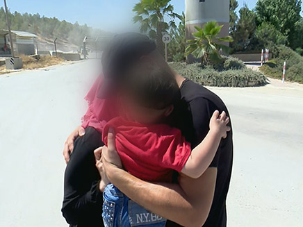 א' פוגש את בני משפחתו במחסום א' פוגש את בני משפחתו במחסום