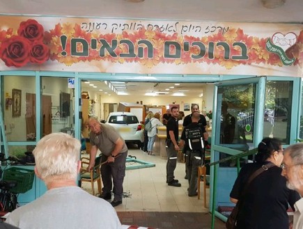 רכב התנגש במבנה ונכנס לתוכו ברעננה רכב התנגש במבנה ונכנס לתוכו ברעננה