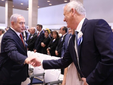 נתניהו וגנץ לוחצים ידיים בכנסת נתניהו וגנץ לוחצים ידיים בכנסת