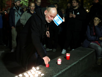 עשרות התכנסו בבית כנסת בברלין אחרי הפיגוע בהאלה עשרות התכנסו בבית כנסת בברלין אחרי הפיגוע בהאלה