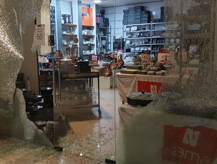 השחתת חלונות בבתי עסק בראש פינה השחתת חלונות בבתי עסק בראש פינה