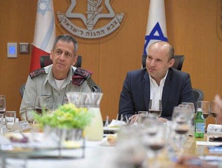 שר הביטחון נפתלי בנט והרמטכ"ל אביב כוכבי שר הביטחון נפתלי בנט והרמטכ"ל אביב כוכבי