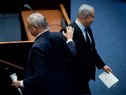 בנימין נתניהו בני גנץ מתחבקים בנימין נתניהו בני גנץ מתחבקים
