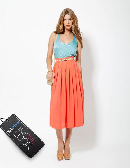 חצאית בגוון אפרסק וגופייה בצבע תכלת