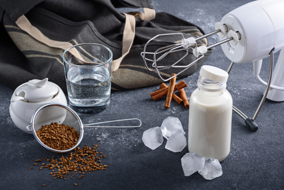 מצרכים: קפה נמס, מים, סוכר וחלב | Ruslan Galiullin, Shutterstock