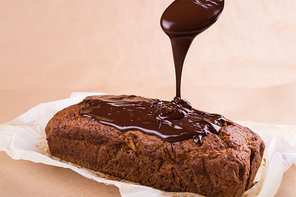 אפשר גם בלי גלוטן. ציפוי של גנאש שוקולד על עוגת בננה | צילום: Michal Zduniak, Shutterstock