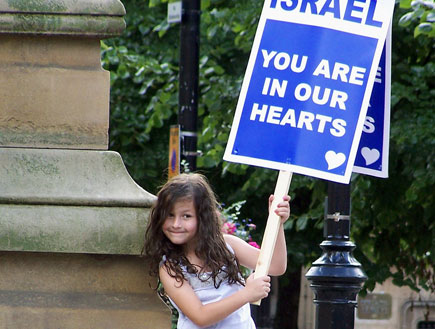 ילדה עם שלט בעד ישראל (צילום: flickr)