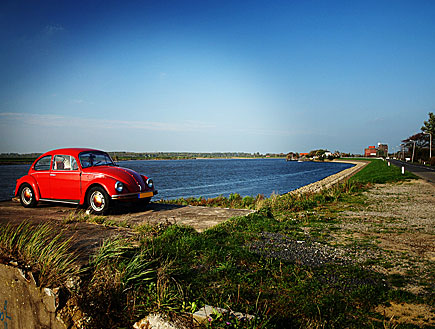 מכונית אדומה בקצה צוק (צילום: stock_xchng)