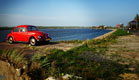 מכונית אדומה בקצה צוק (צילום: stock_xchng)
