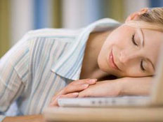 אישה נרדמת בעבודה (צילום: jupiter images)