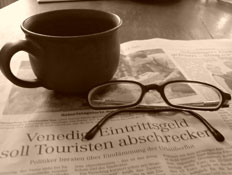 עיתון זר, משקפיים וכוס קפה (צילום: stock_xchng)
