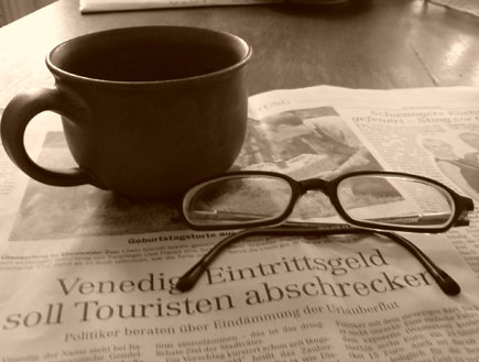עיתון זר, משקפיים וכוס קפה (צילום: stock_xchng)