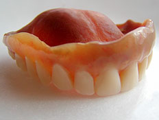 שיניים תותבות (צילום: stock_xchng)