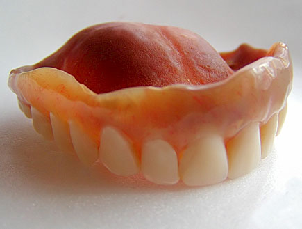 שיניים תותבות (צילום: stock_xchng)