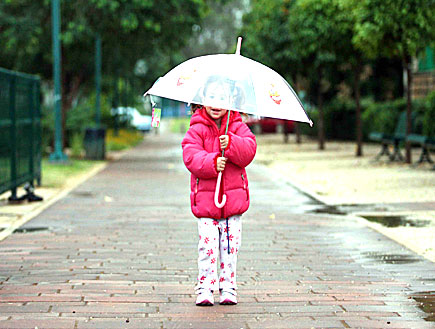 ילדה בגשם (צילום: עודד קרני)