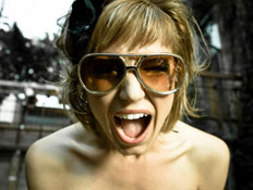 נערה בחולצת סטרפלס ומשקפיים גדולות,צועקת (צילום: Mlenny, Istock)