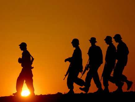 חיילים צועדים (צילום: באדיבות גרעיני החיילים)