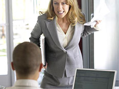 אישה עצבנית מול גבר עם מחשב (צילום: jupiter images)