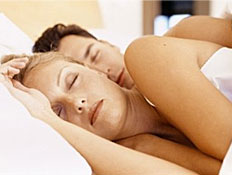 גבר ואישה ישנים (צילום: flickr)