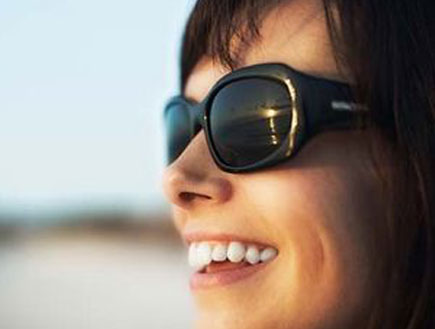 אישה עם משקפי שמש (צילום: jupiter images)