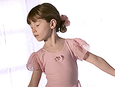 ילדה בורוד רוקדת בלט (צילום: jupiter images)